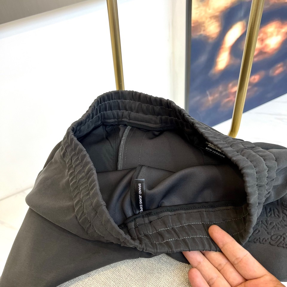 Loro Piana诺悠翩雅、2025秋冬新品男士休闲运动裤系列，以深邃黑色、高级深灰与经典深蓝三款色调