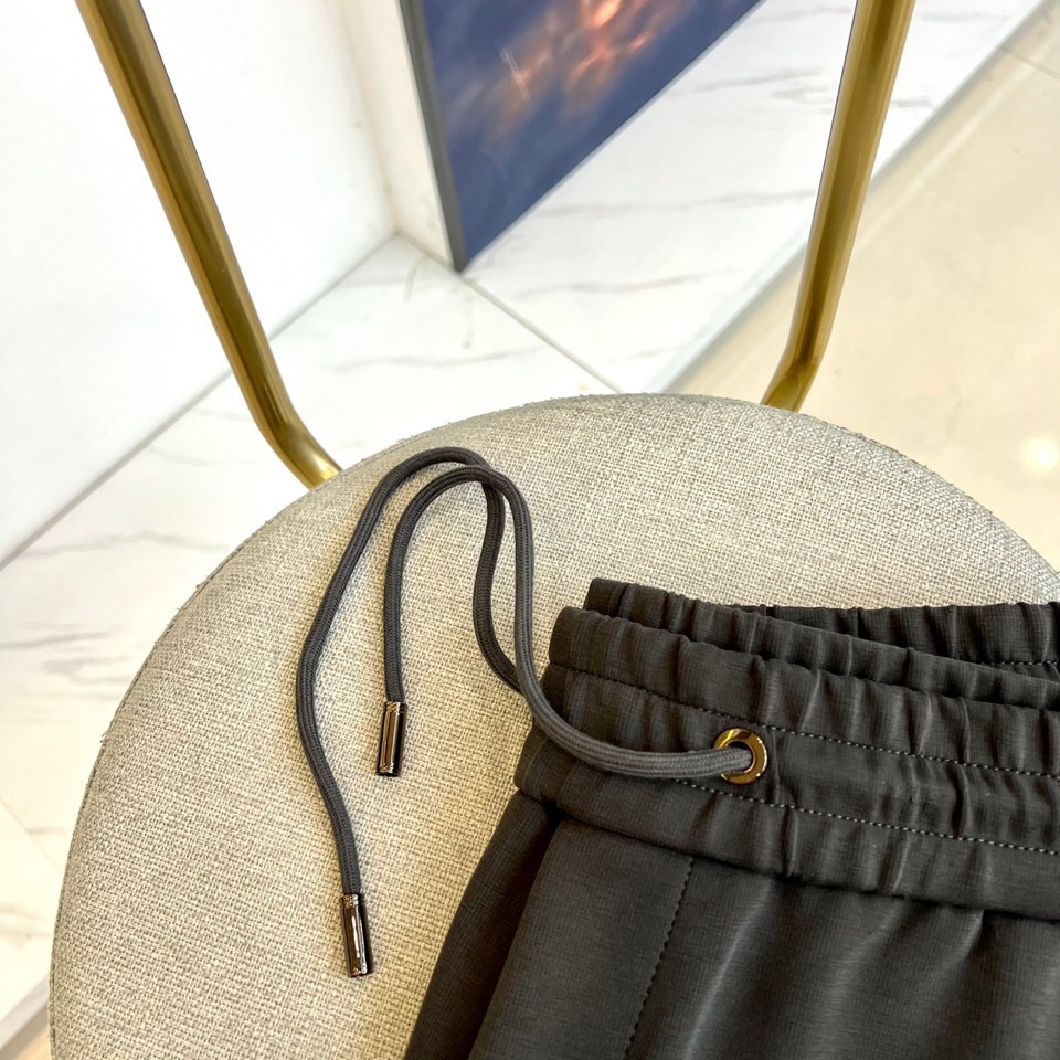 Loro Piana诺悠翩雅、2025秋冬新品男士休闲运动裤系列，以深邃黑色、高级深灰与经典深蓝三款色调