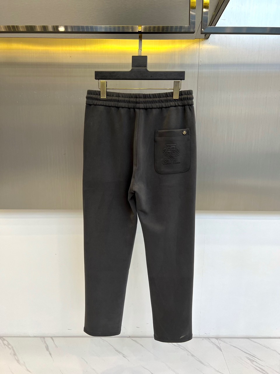 Loro Piana诺悠翩雅、2025秋冬新品男士休闲运动裤系列，以深邃黑色、高级深灰与经典深蓝三款色调