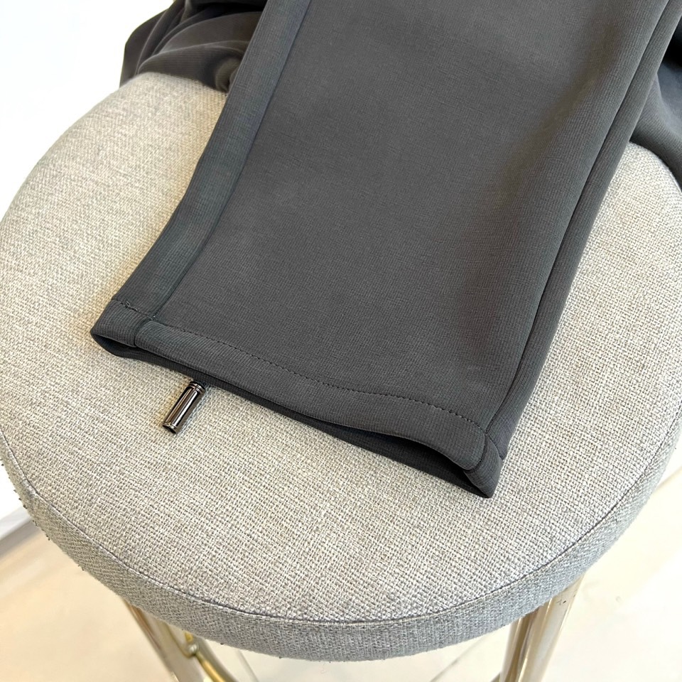 Loro Piana诺悠翩雅、2025秋冬新品男士休闲运动裤系列，以深邃黑色、高级深灰与经典深蓝三款色调