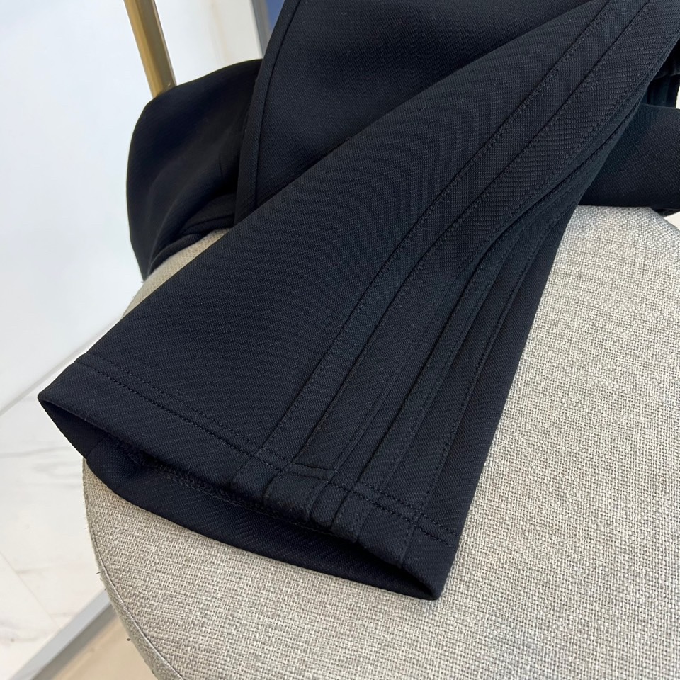 Alo-2025秋冬新品运动裤，款式采用直筒廓形搭配弹性抽绳腰头，裤身两侧饰有线条装饰延伸至裤脚，左腿处