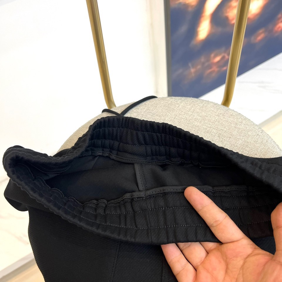 Alo-2025秋冬新品运动裤，款式采用直筒廓形搭配弹性抽绳腰头，裤身两侧饰有线条装饰延伸至裤脚，左腿处