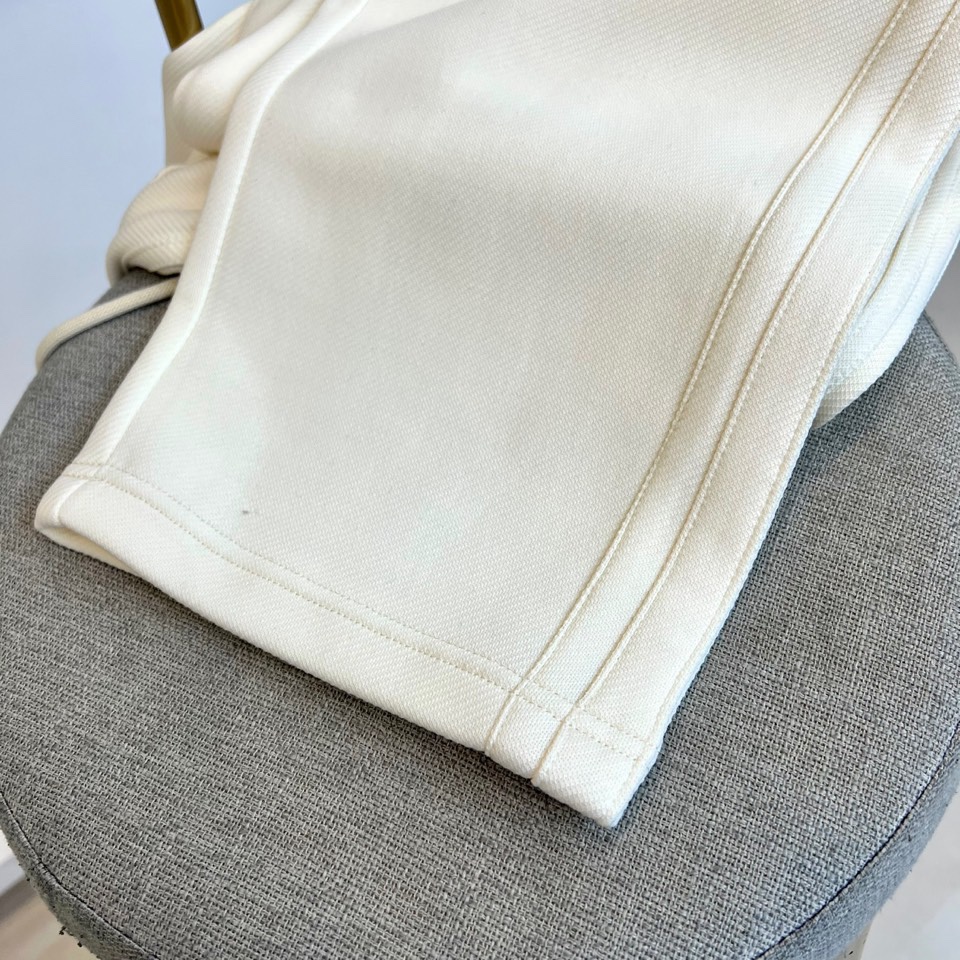 Alo-2025秋冬新品运动裤，款式采用直筒廓形搭配弹性抽绳腰头，裤身两侧饰有线条装饰延伸至裤脚，左腿处