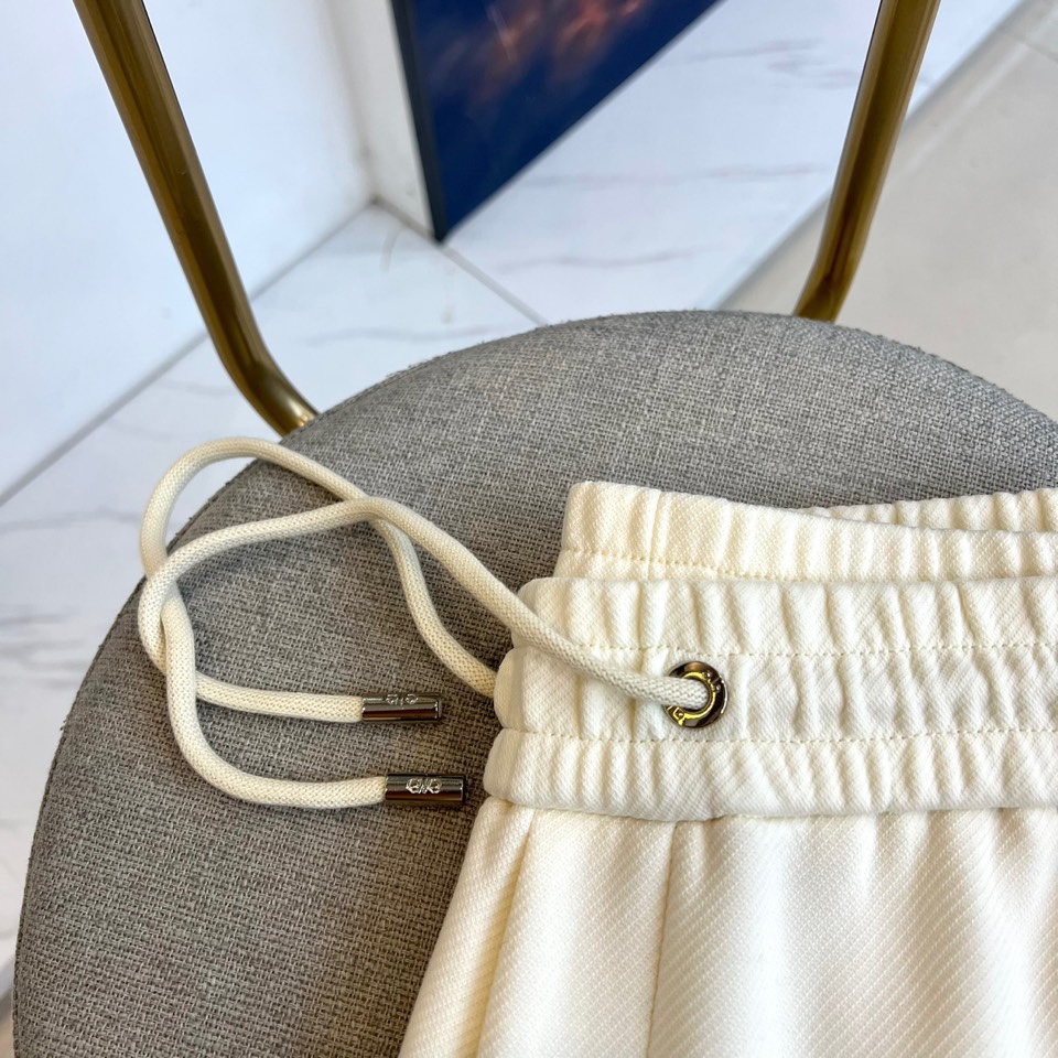 Alo-2025秋冬新品运动裤，款式采用直筒廓形搭配弹性抽绳腰头，裤身两侧饰有线条装饰延伸至裤脚，左腿处