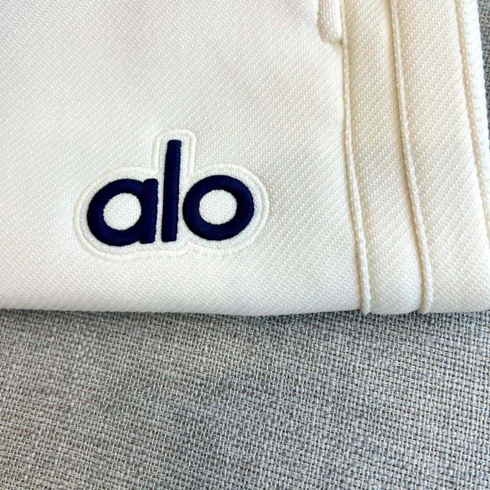 Alo-2025秋冬新品运动裤，款式采用直筒廓形搭配弹性抽绳腰头，裤身两侧饰有线条装饰延伸至裤脚，左腿处