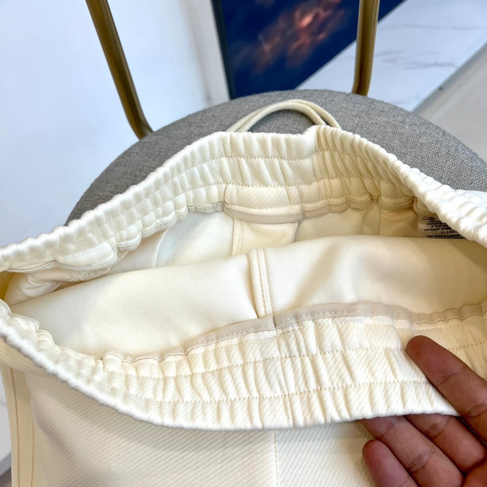 Alo-2025秋冬新品运动裤，款式采用直筒廓形搭配弹性抽绳腰头，裤身两侧饰有线条装饰延伸至裤脚，左腿处