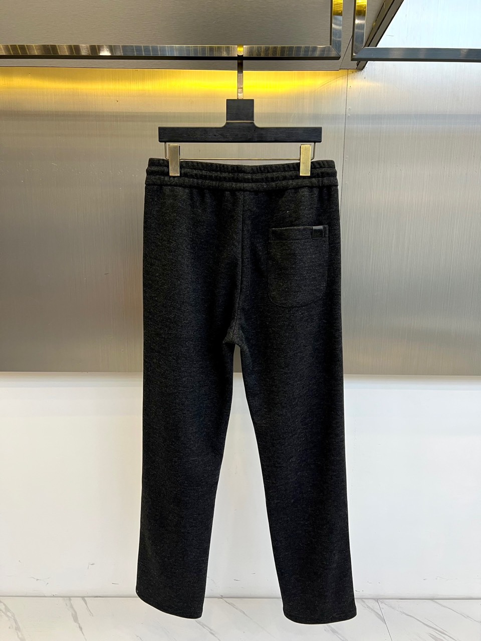 Loro Piana 2025秋冬新品男士休闲裤，以创新醋酸羊毛🐑混纺面料诠释低调奢华美学。款式采用直筒