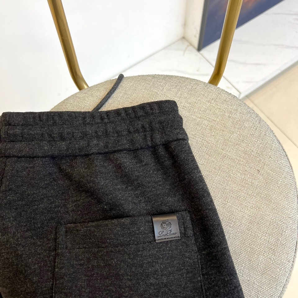 Loro Piana 2025秋冬新品男士休闲裤，以创新醋酸羊毛🐑混纺面料诠释低调奢华美学。款式采用直筒