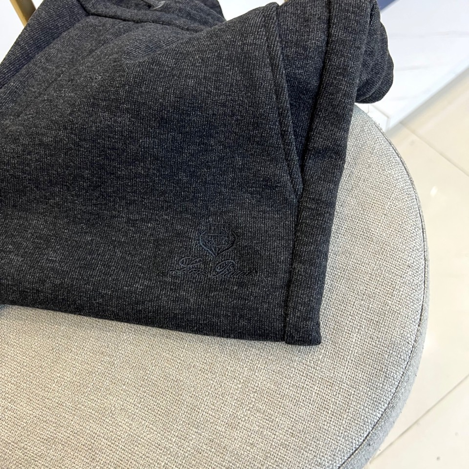 Loro Piana 2025秋冬新品男士休闲裤，以创新醋酸羊毛🐑混纺面料诠释低调奢华美学。款式采用直筒