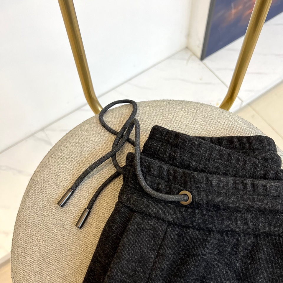 Loro Piana 2025秋冬新品男士休闲裤，以创新醋酸羊毛🐑混纺面料诠释低调奢华美学。款式采用直筒