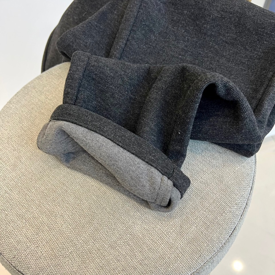 Loro Piana 2025秋冬新品男士休闲裤，以创新醋酸羊毛🐑混纺面料诠释低调奢华美学。款式采用直筒