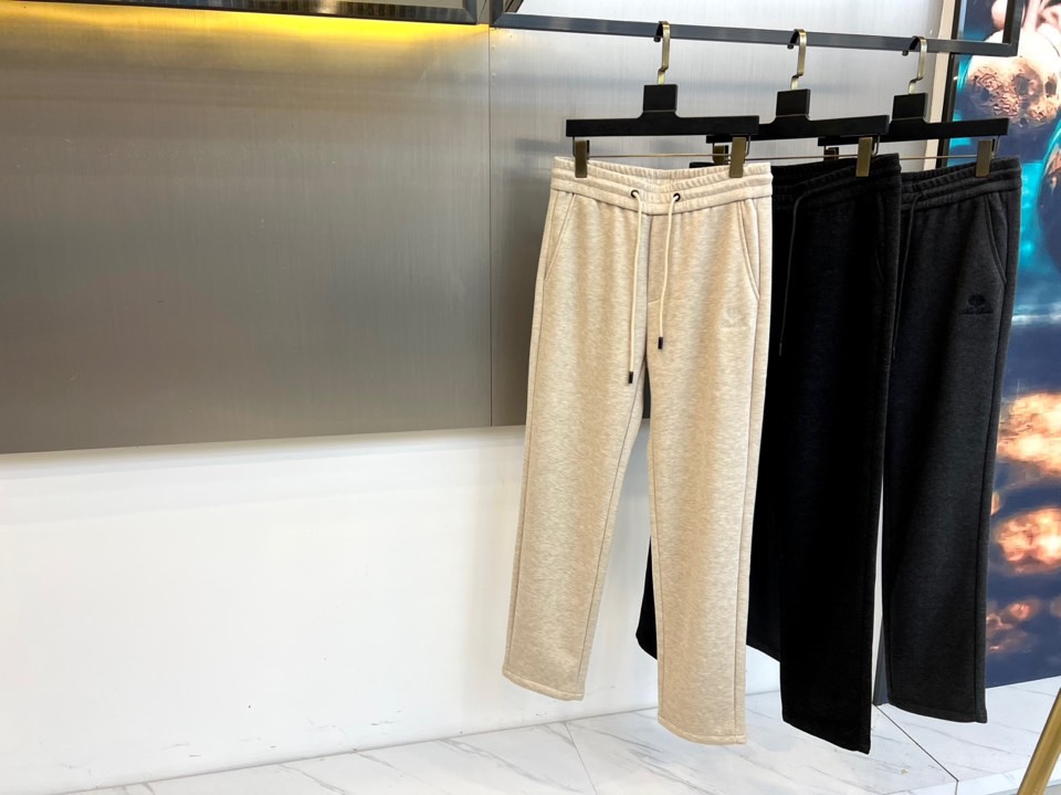 Loro Piana 2025秋冬新品男士休闲裤，以创新醋酸羊毛🐑混纺面料诠释低调奢华美学。款式采用直筒