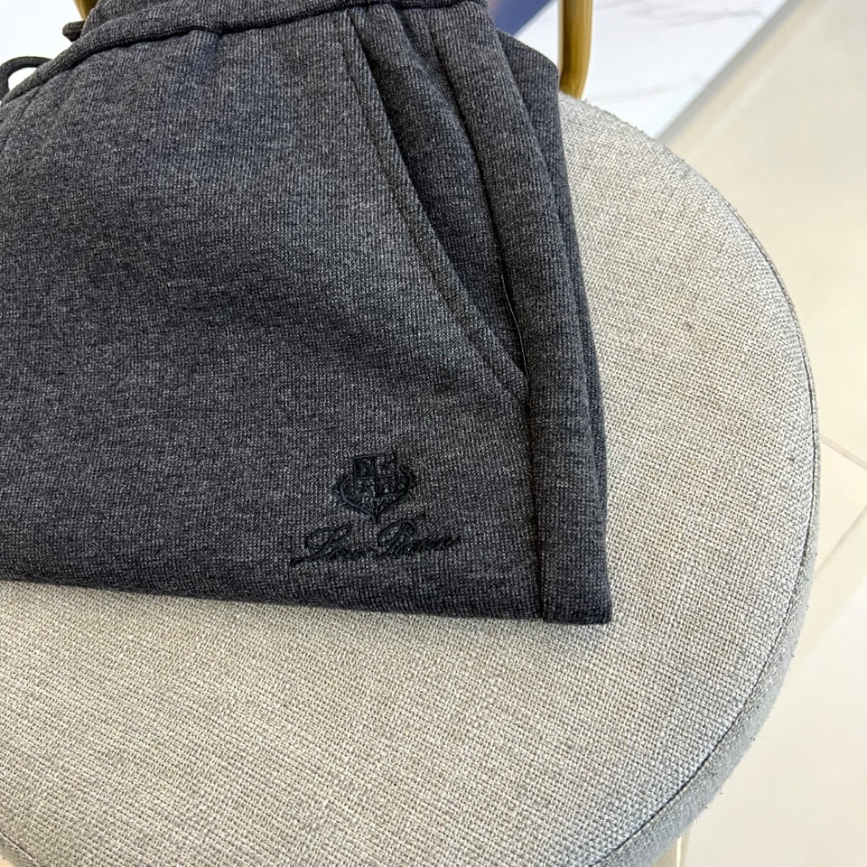 Loro Piana 2025秋冬新品男士休闲裤，以创新醋酸羊毛🐑混纺面料诠释低调奢华美学。款式采用直筒