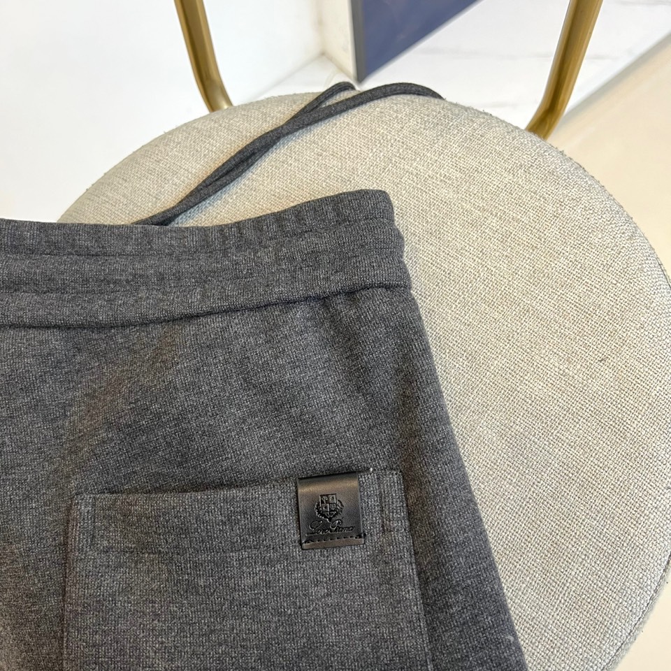 Loro Piana 2025秋冬新品男士休闲裤，以创新醋酸羊毛🐑混纺面料诠释低调奢华美学。款式采用直筒
