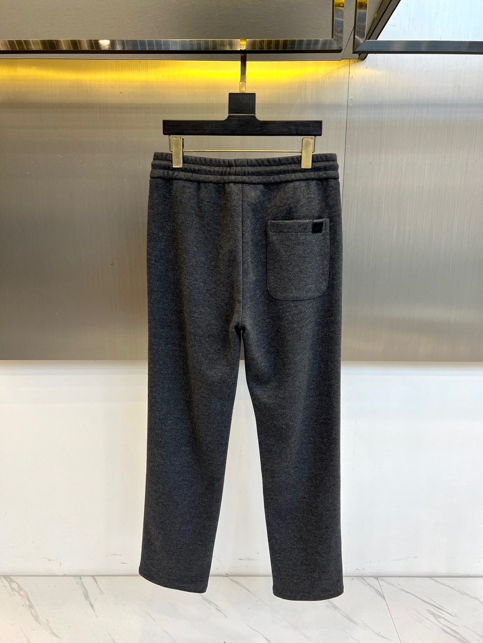 Loro Piana 2025秋冬新品男士休闲裤，以创新醋酸羊毛🐑混纺面料诠释低调奢华美学。款式采用直筒