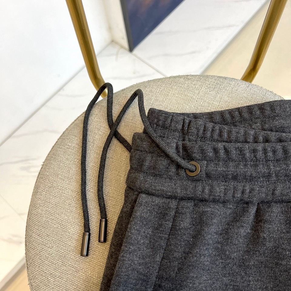 Loro Piana 2025秋冬新品男士休闲裤，以创新醋酸羊毛🐑混纺面料诠释低调奢华美学。款式采用直筒