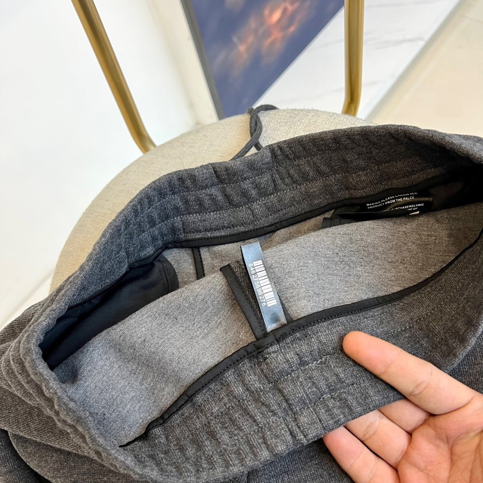 Loro Piana 2025秋冬新品男士休闲裤，以创新醋酸羊毛🐑混纺面料诠释低调奢华美学。款式采用直筒