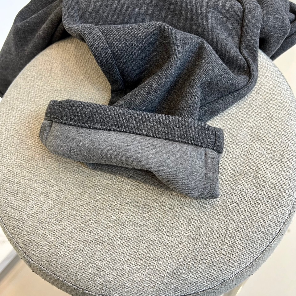 Loro Piana 2025秋冬新品男士休闲裤，以创新醋酸羊毛🐑混纺面料诠释低调奢华美学。款式采用直筒