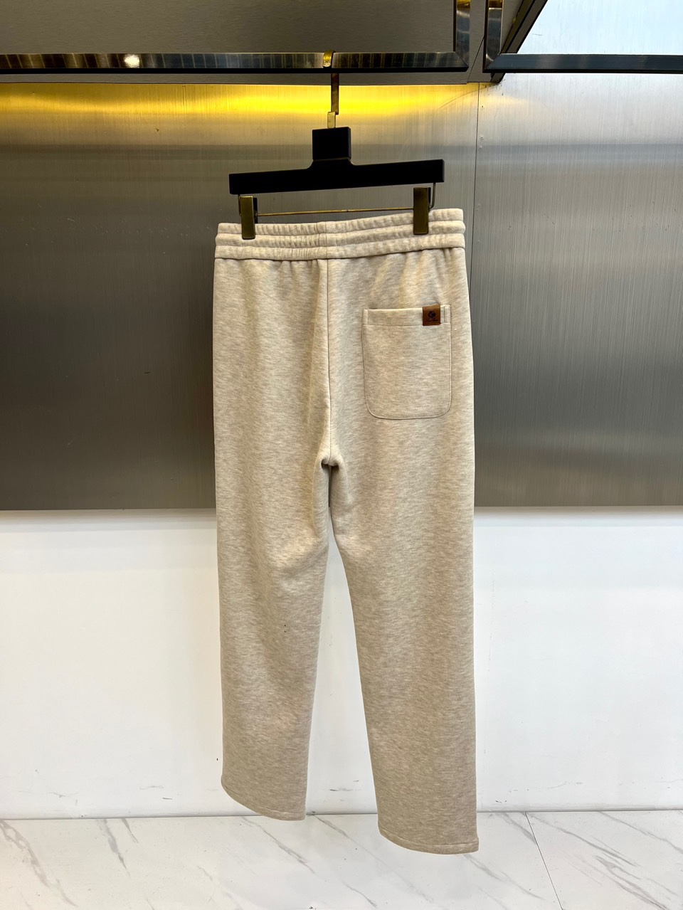 Loro Piana 2025秋冬新品男士休闲裤，以创新醋酸羊毛🐑混纺面料诠释低调奢华美学。款式采用直筒