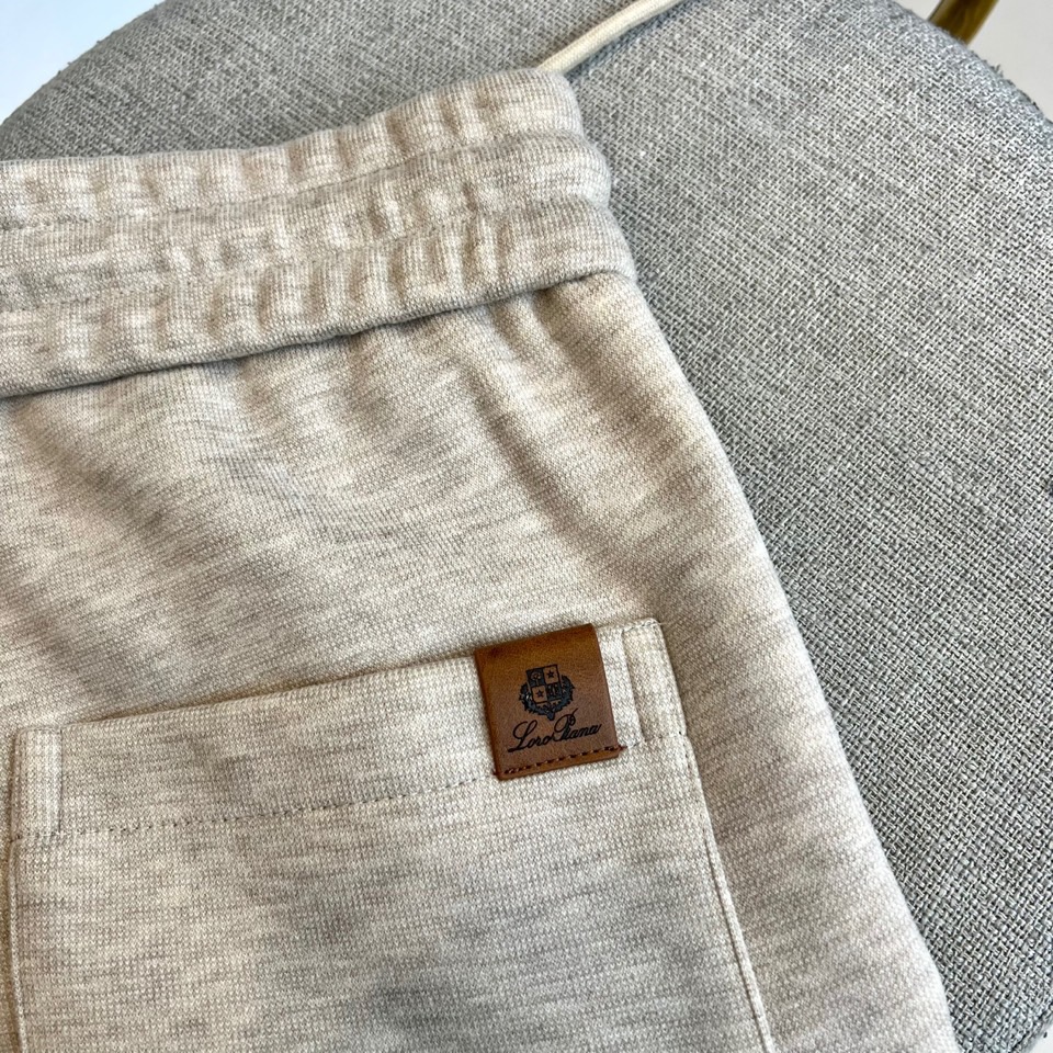 Loro Piana 2025秋冬新品男士休闲裤，以创新醋酸羊毛🐑混纺面料诠释低调奢华美学。款式采用直筒