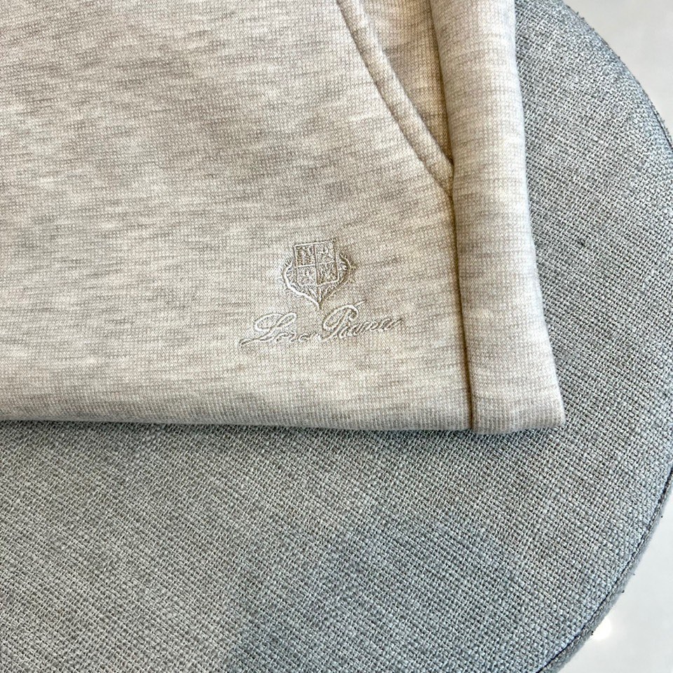 Loro Piana 2025秋冬新品男士休闲裤，以创新醋酸羊毛🐑混纺面料诠释低调奢华美学。款式采用直筒