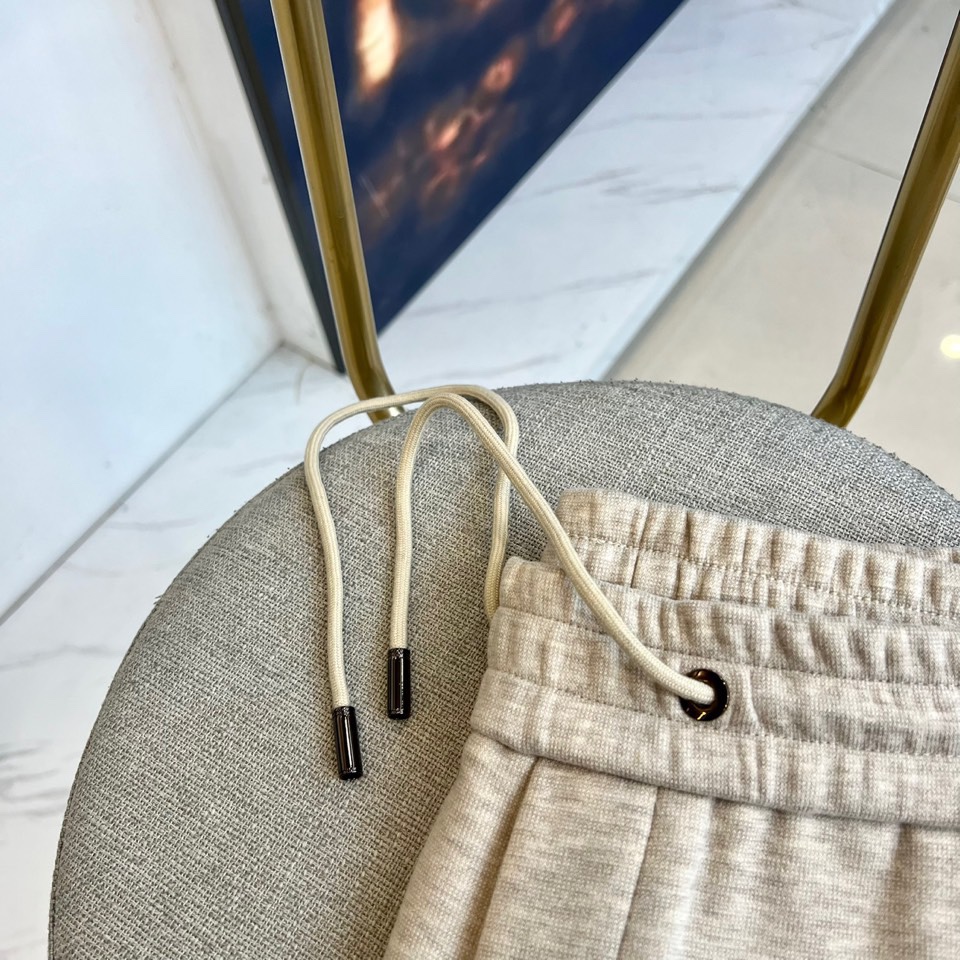 Loro Piana 2025秋冬新品男士休闲裤，以创新醋酸羊毛🐑混纺面料诠释低调奢华美学。款式采用直筒