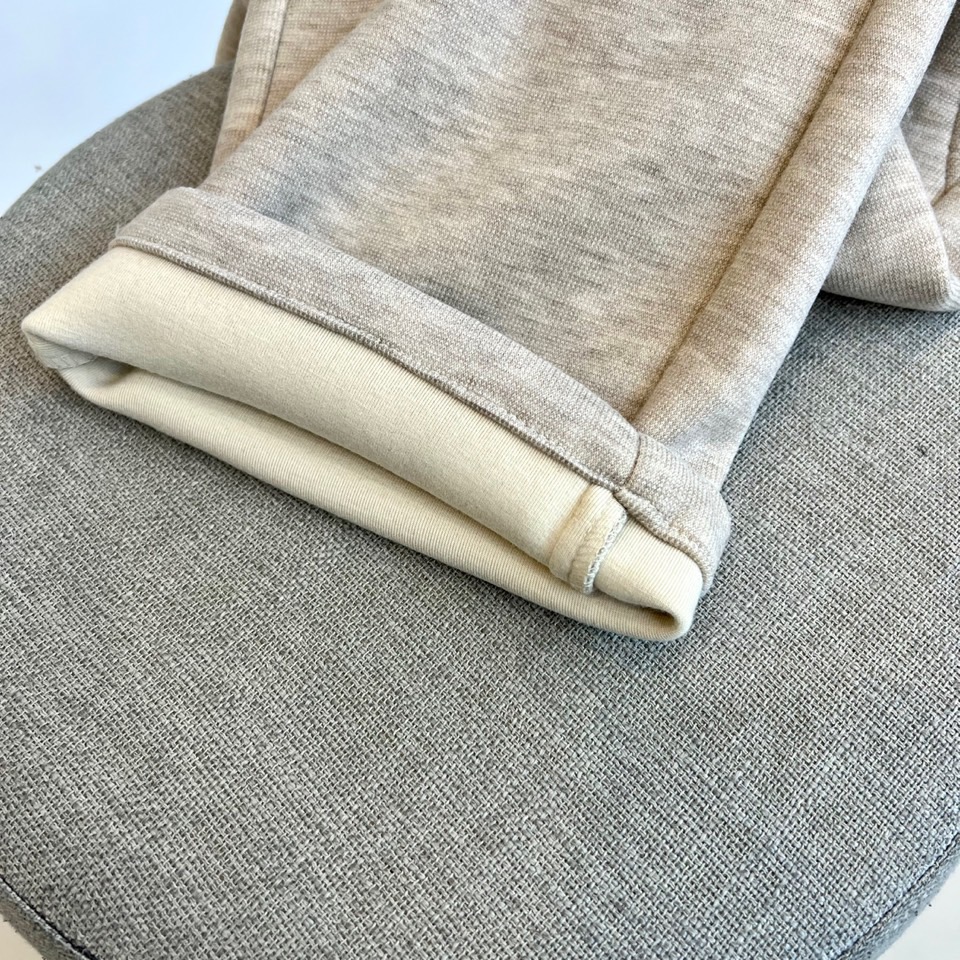 Loro Piana 2025秋冬新品男士休闲裤，以创新醋酸羊毛🐑混纺面料诠释低调奢华美学。款式采用直筒