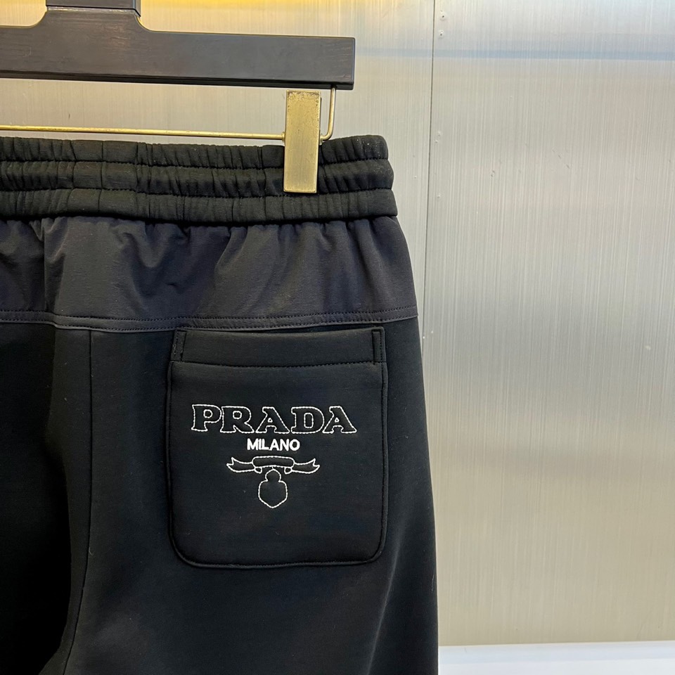 Prad普拉、2025秋冬新品P家加绒加厚休闲卫裤，兼具奢华质感与实用舒适的加绒运动长裤。裤子采用经典黑