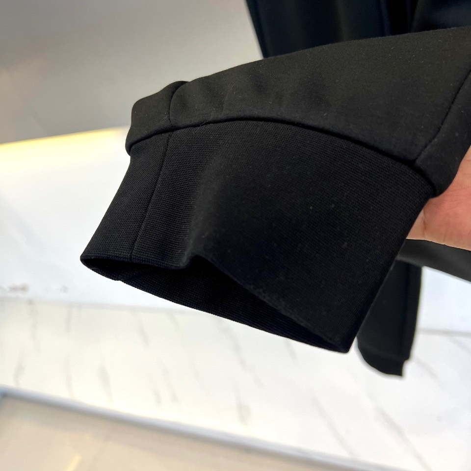 Prad普拉、2025秋冬新品P家加绒加厚休闲卫裤，兼具奢华质感与实用舒适的加绒运动长裤。裤子采用经典黑