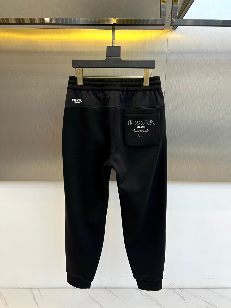 Prad普拉、2025秋冬新品P家加绒加厚休闲卫裤，兼具奢华质感与实用舒适的加绒运动长裤。裤子采用经典黑