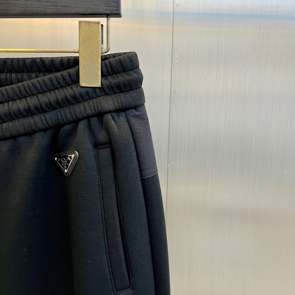 Prad普拉、2025秋冬新品P家加绒加厚休闲卫裤，兼具奢华质感与实用舒适的加绒运动长裤。裤子采用经典黑