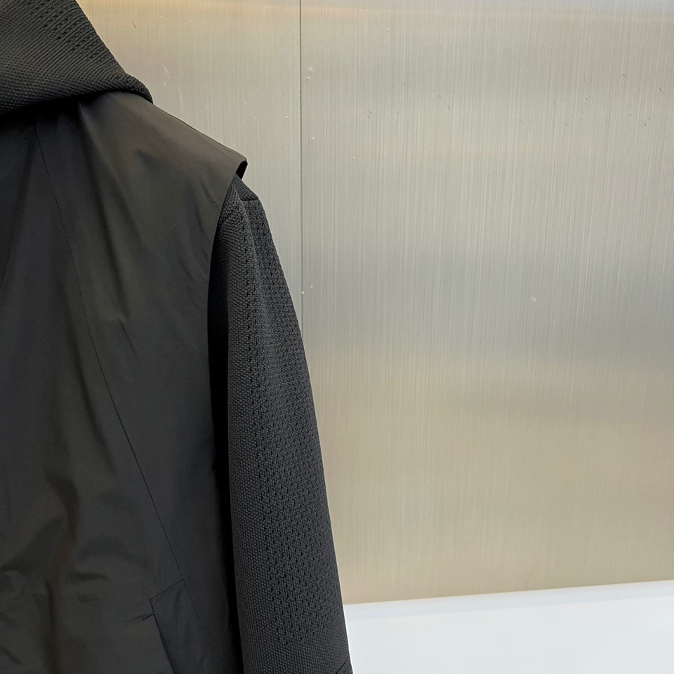 DESCENTE迪桑特、2025秋冬新品三合一机能外套，以模块化设计诠释全天候防护理念。外套主体采用黑色