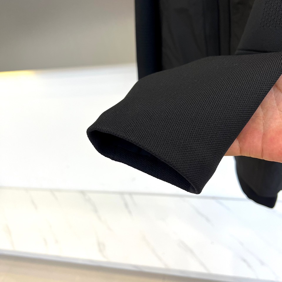 DESCENTE迪桑特、2025秋冬新品三合一机能外套，以模块化设计诠释全天候防护理念。外套主体采用黑色