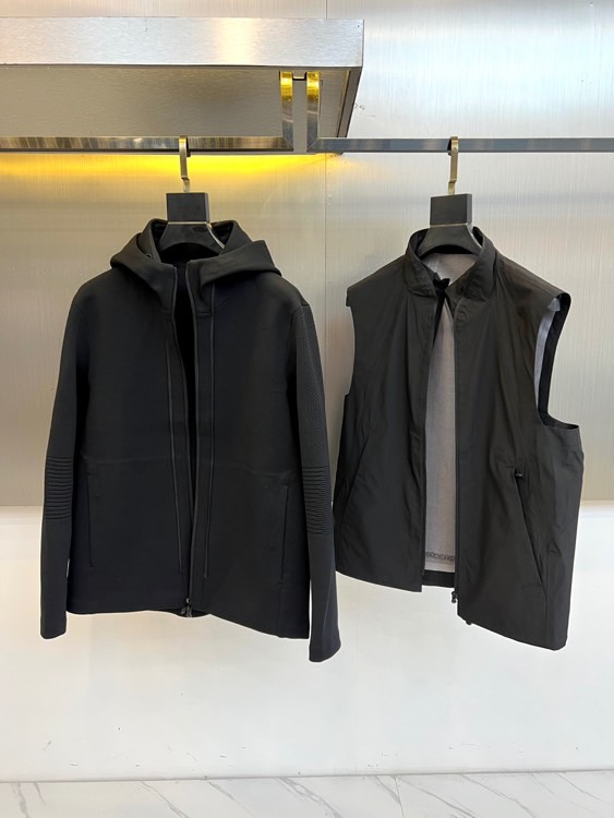DESCENTE迪桑特、2025秋冬新品三合一机能外套，以模块化设计诠释全天候防护理念。外套主体采用黑色