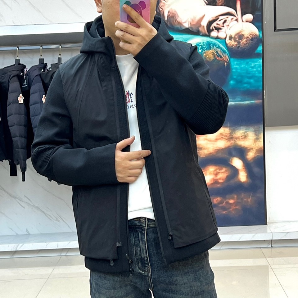 DESCENTE迪桑特、2025秋冬新品三合一机能外套，以模块化设计诠释全天候防护理念。外套主体采用黑色