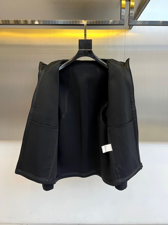 DESCENTE迪桑特、2025秋冬新品三合一机能外套，以模块化设计诠释全天候防护理念。外套主体采用黑色