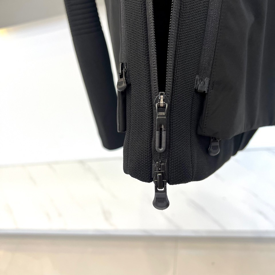 DESCENTE迪桑特、2025秋冬新品三合一机能外套，以模块化设计诠释全天候防护理念。外套主体采用黑色