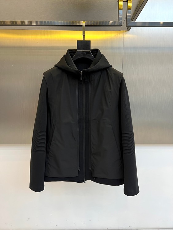 DESCENTE迪桑特、2025秋冬新品三合一机能外套，以模块化设计诠释全天候防护理念。外套主体采用黑色