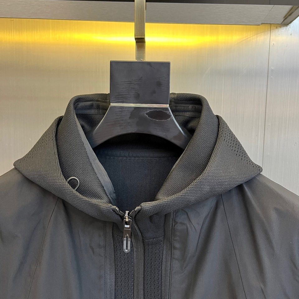 DESCENTE迪桑特、2025秋冬新品三合一机能外套，以模块化设计诠释全天候防护理念。外套主体采用黑色