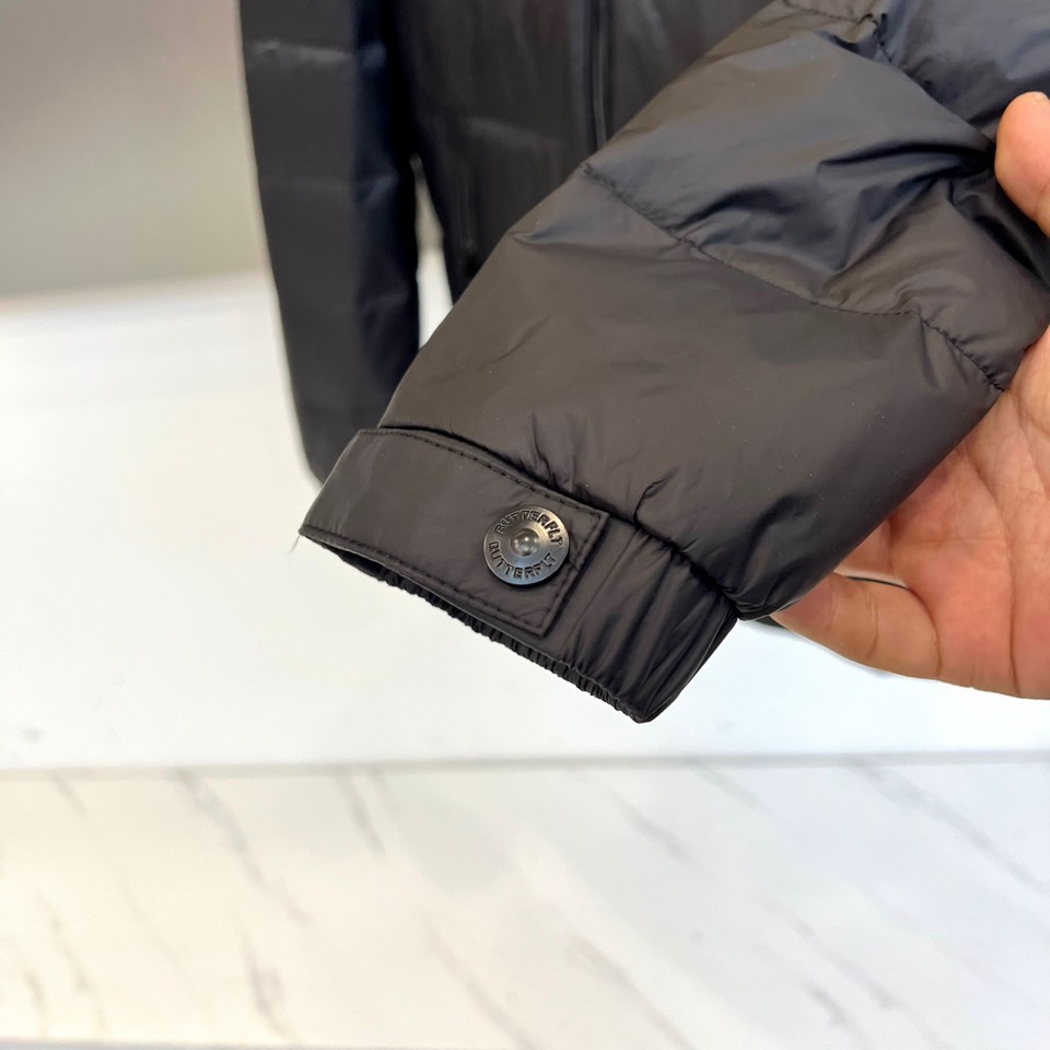 Bur巴宝莉、2025秋冬新品羽绒服，以经典黑色演绎现代英伦风尚。款式采用立领设计，领口内侧饰有品牌标志