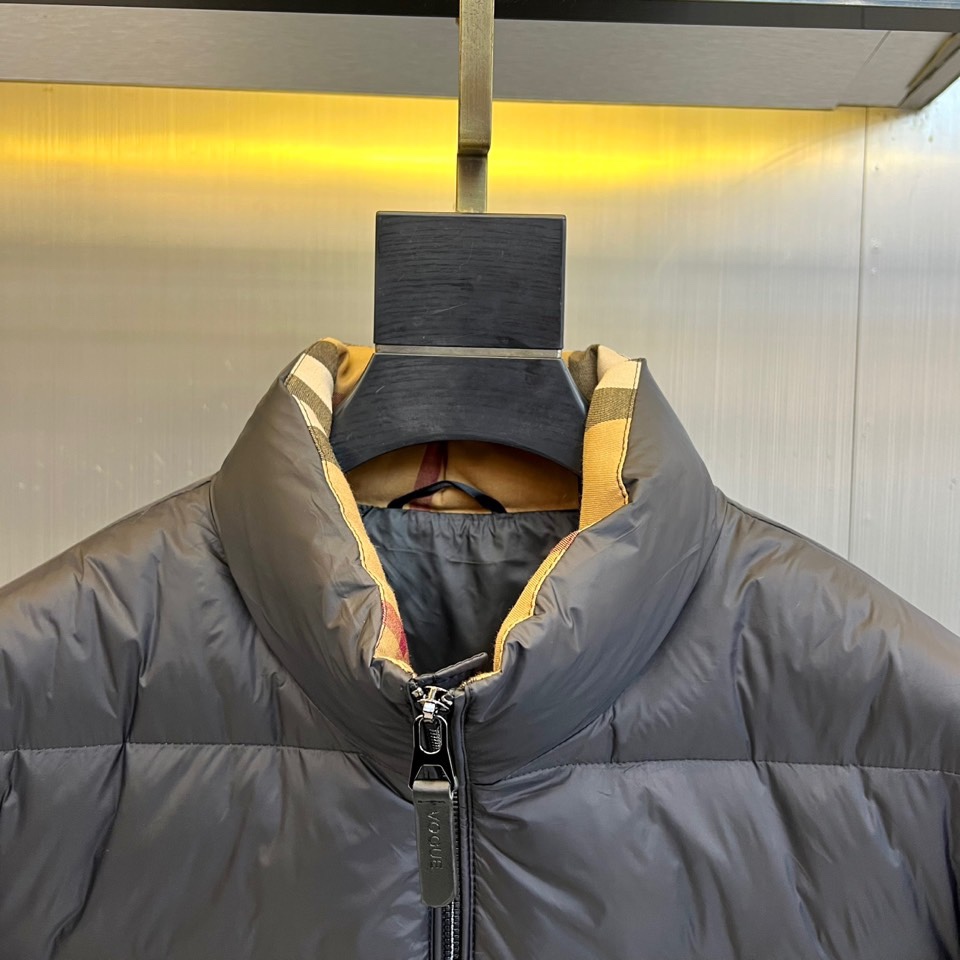 Bur巴宝莉、2025秋冬新品羽绒服，以经典黑色演绎现代英伦风尚。款式采用立领设计，领口内侧饰有品牌标志