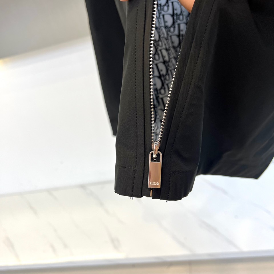 Dio迪奥、2025秋冬新品极简美学夹克。这款夹克采用立领设计搭配顺滑拉链开合系统，衣身以极简剪裁勾勒利