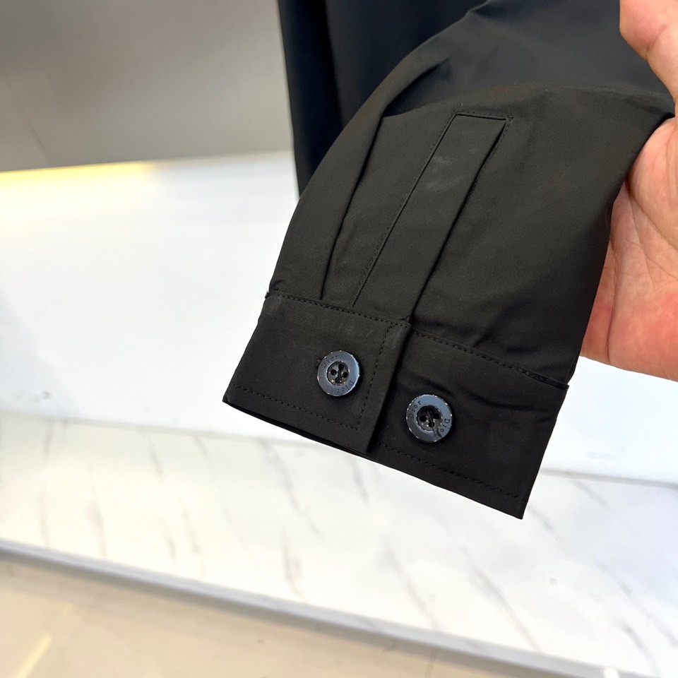 Dio迪奥、2025秋冬新品极简美学夹克。这款夹克采用立领设计搭配顺滑拉链开合系统，衣身以极简剪裁勾勒利