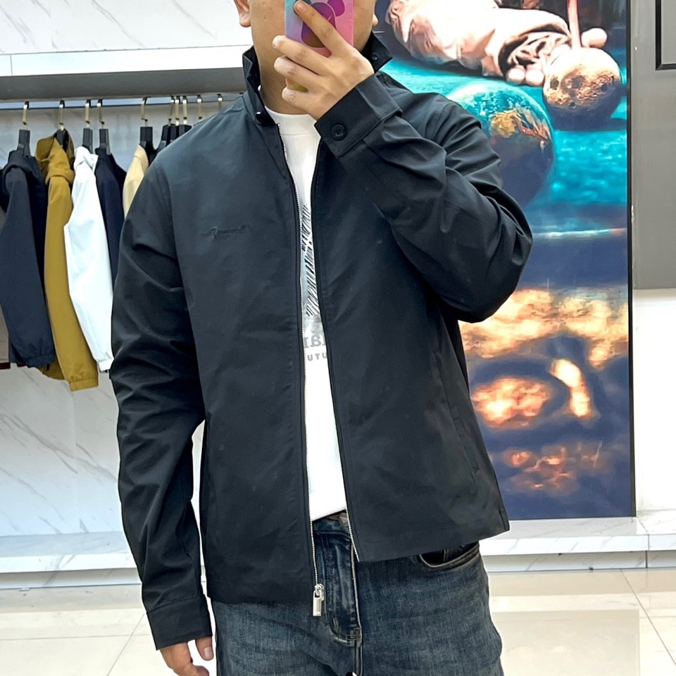 Dio迪奥、2025秋冬新品极简美学夹克。这款夹克采用立领设计搭配顺滑拉链开合系统，衣身以极简剪裁勾勒利