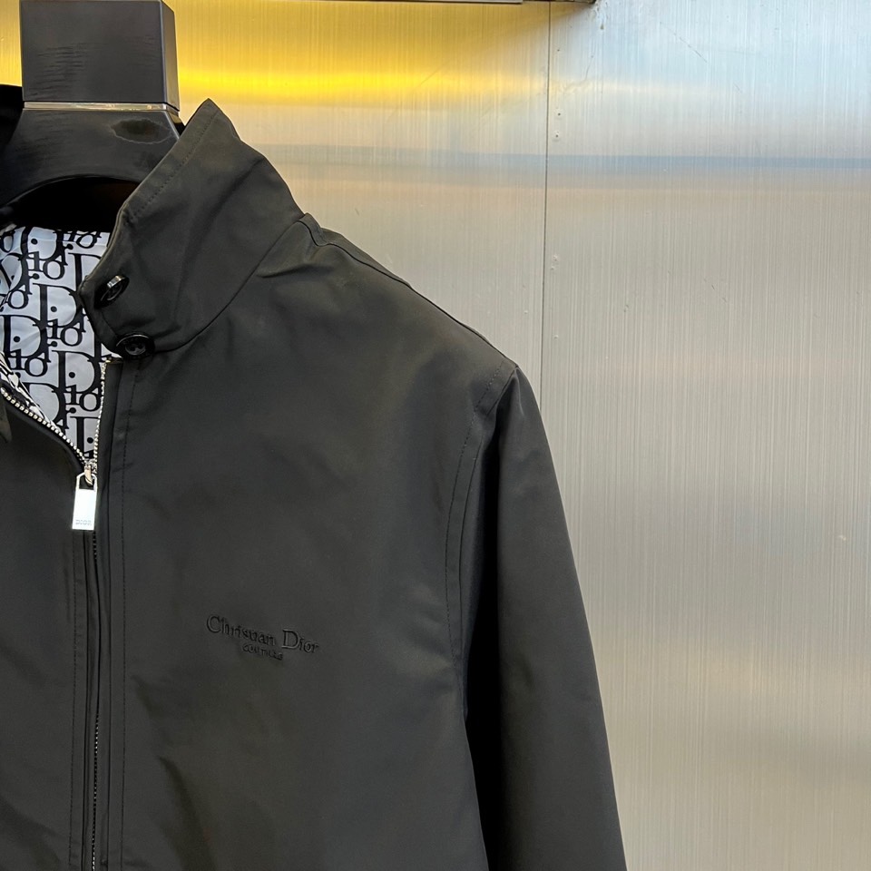 Dio迪奥、2025秋冬新品极简美学夹克。这款夹克采用立领设计搭配顺滑拉链开合系统，衣身以极简剪裁勾勒利