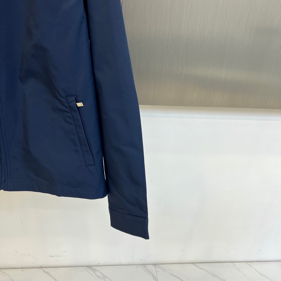 Dio迪奥、2025秋冬新品极简美学夹克。这款夹克采用立领设计搭配顺滑拉链开合系统，衣身以极简剪裁勾勒利