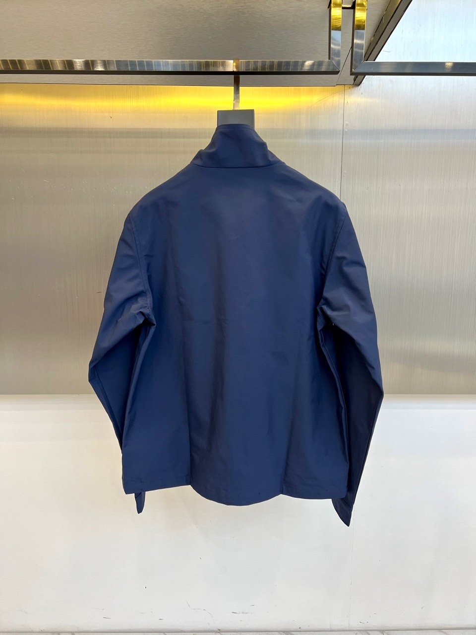 Dio迪奥、2025秋冬新品极简美学夹克。这款夹克采用立领设计搭配顺滑拉链开合系统，衣身以极简剪裁勾勒利