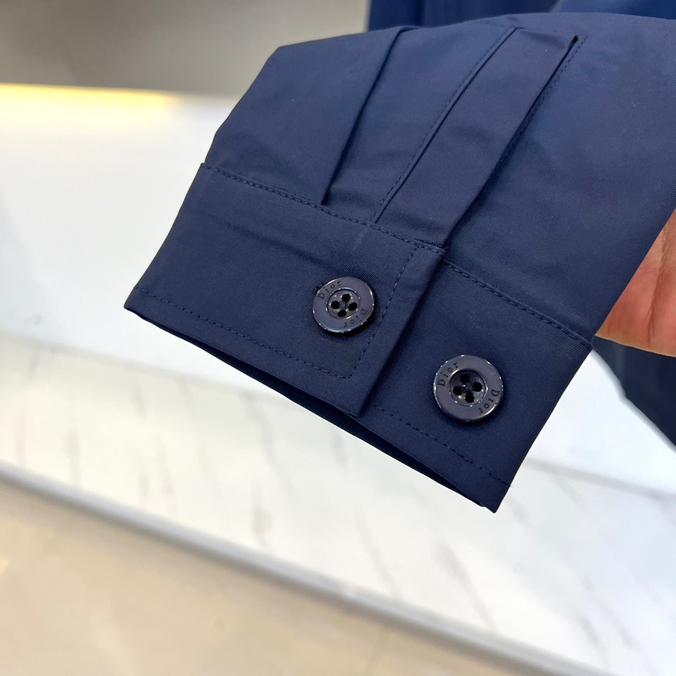 Dio迪奥、2025秋冬新品极简美学夹克。这款夹克采用立领设计搭配顺滑拉链开合系统，衣身以极简剪裁勾勒利