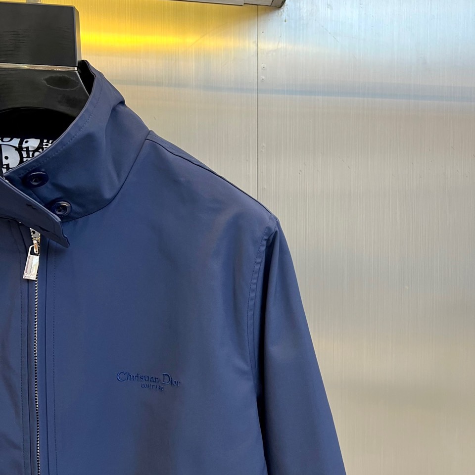 Dio迪奥、2025秋冬新品极简美学夹克。这款夹克采用立领设计搭配顺滑拉链开合系统，衣身以极简剪裁勾勒利