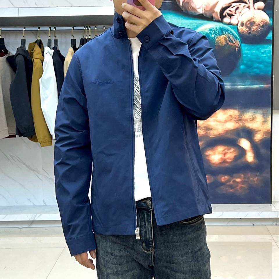 Dio迪奥、2025秋冬新品极简美学夹克。这款夹克采用立领设计搭配顺滑拉链开合系统，衣身以极简剪裁勾勒利